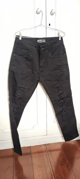 Calça Skinny Preta Rasgada