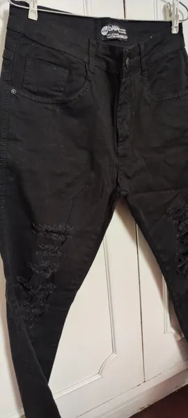 Calça Skinny Preta Rasgada