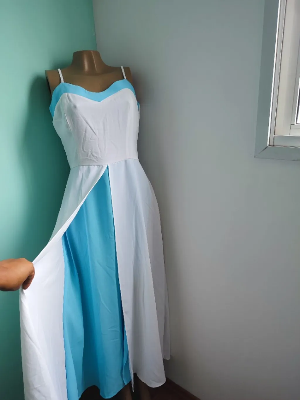 vestido longo branco e azul