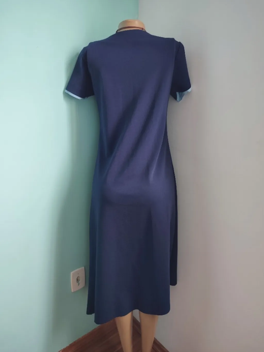 vestido midi azul marinho