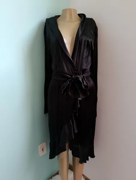vestido preto de cetim