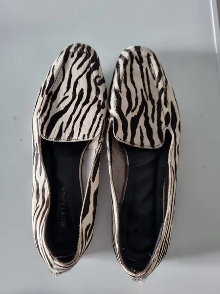 Mocassim loafer ele é de pelinho na estampa de zebra