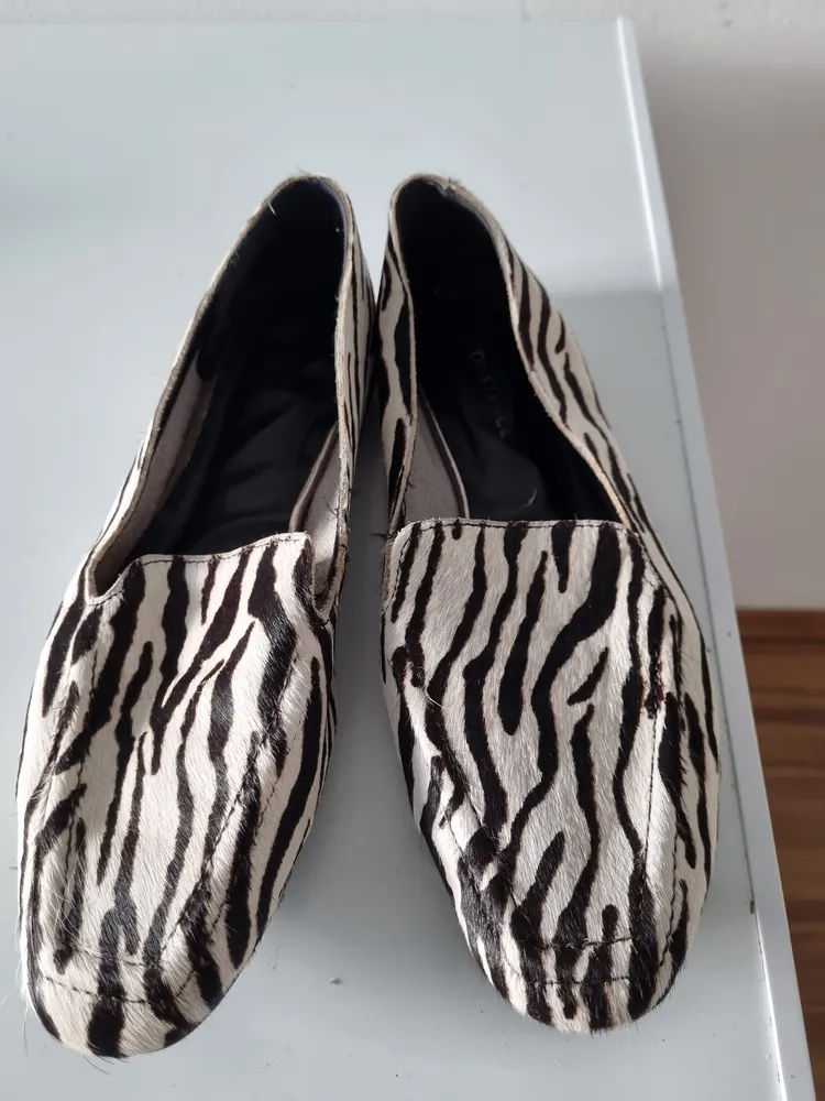 Mocassim loafer ele é de pelinho na estampa de zebra