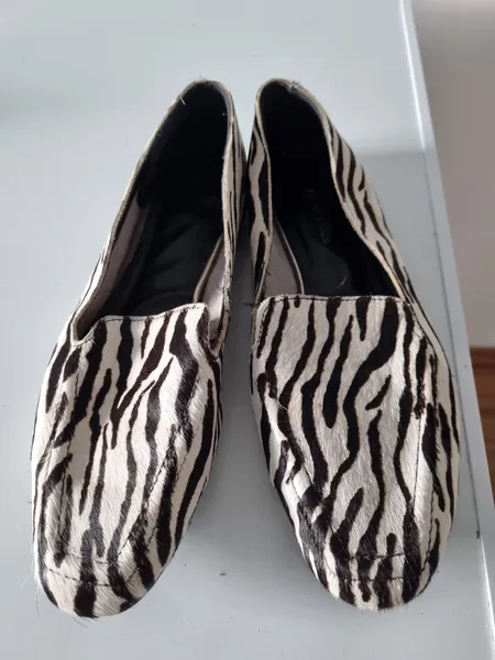 Mocassim loafer ele é de pelinho na estampa de zebra