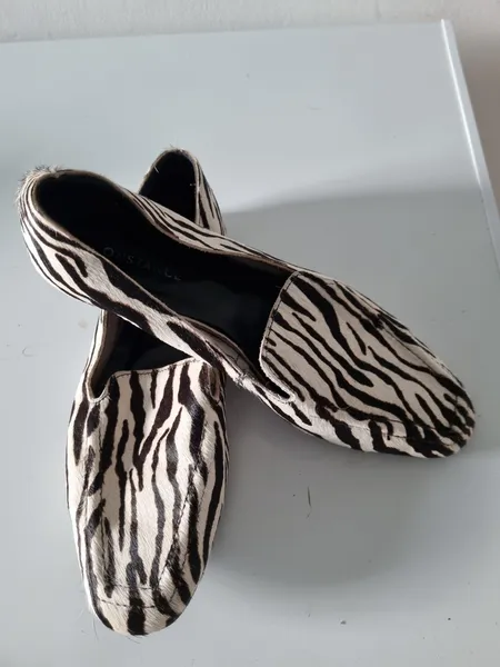 Mocassim loafer ele é de pelinho na estampa de zebra