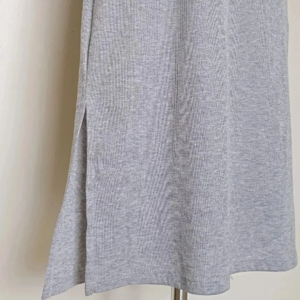 vestido midi cinza fendas laterais