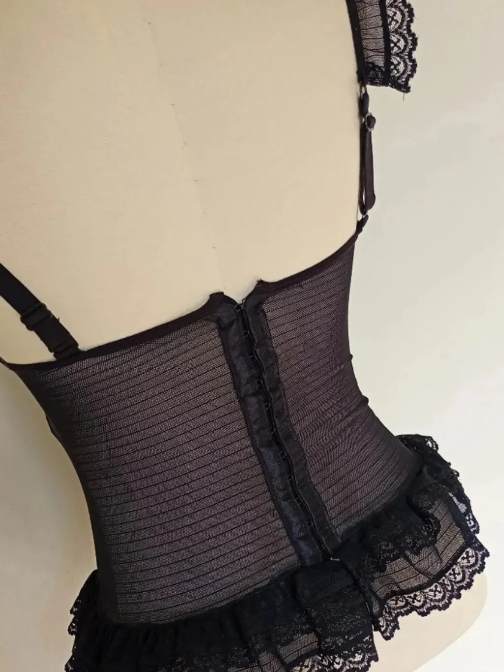 corset preto em renda e tule