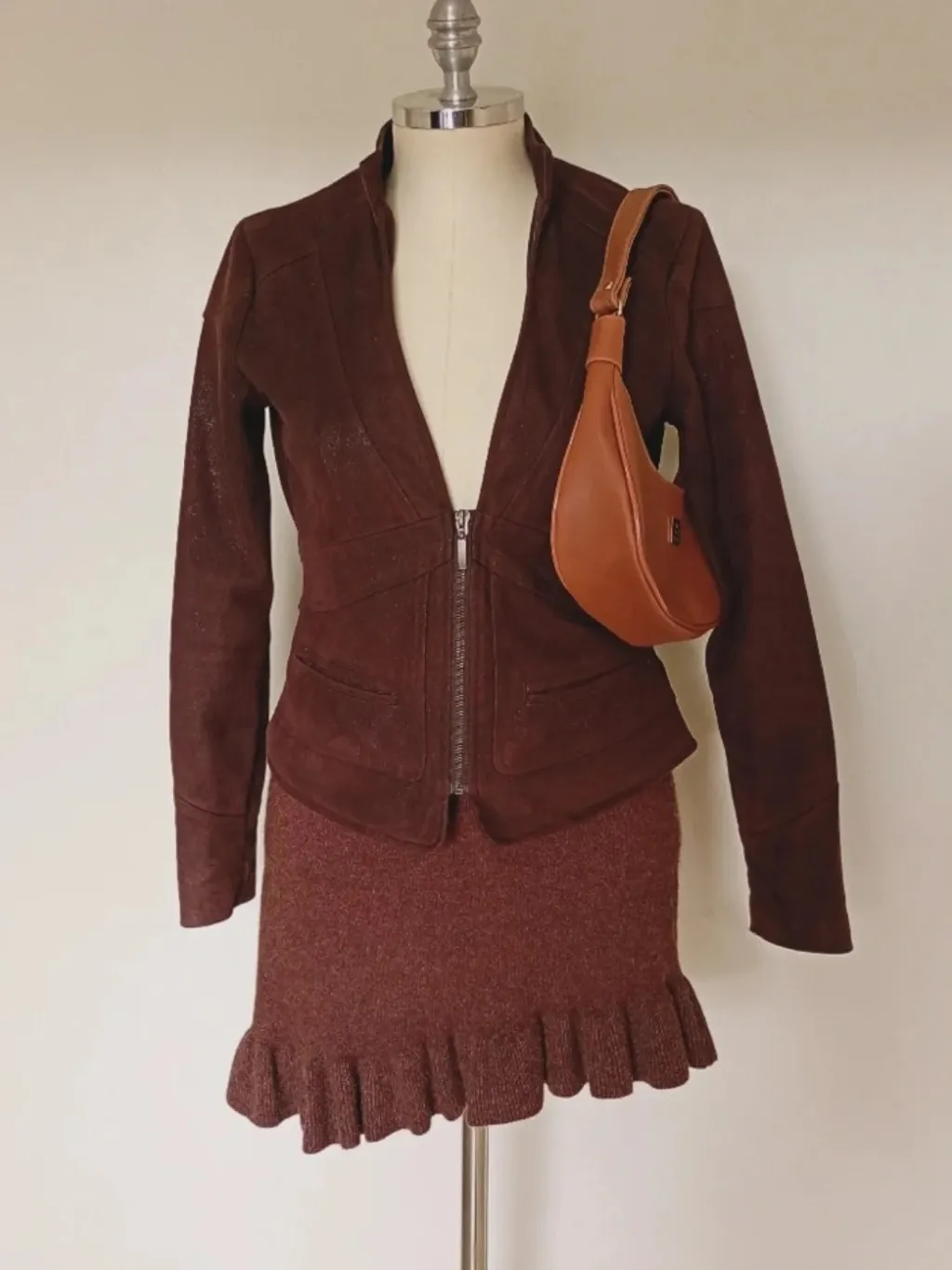 jaqueta feminina marrom em camurça com partículas de brilho