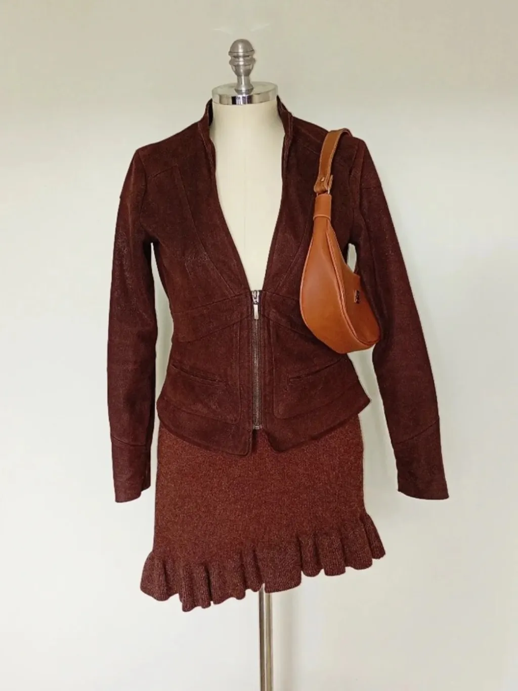 jaqueta feminina marrom em camurça com partículas de brilho