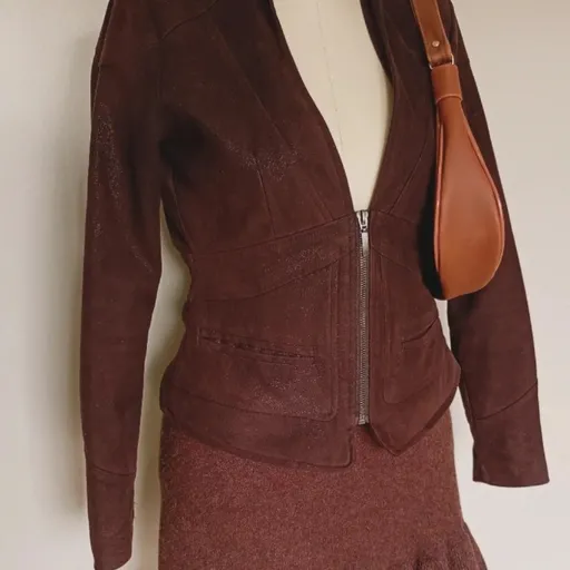 jaqueta feminina marrom em camurça com partículas de brilho