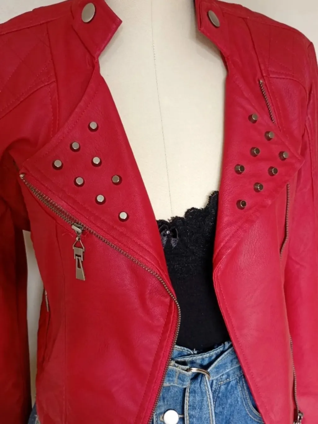 jaqueta biker vermelha em couro ecológico