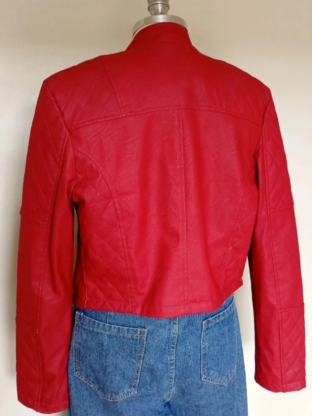 jaqueta biker vermelha em couro ecológico