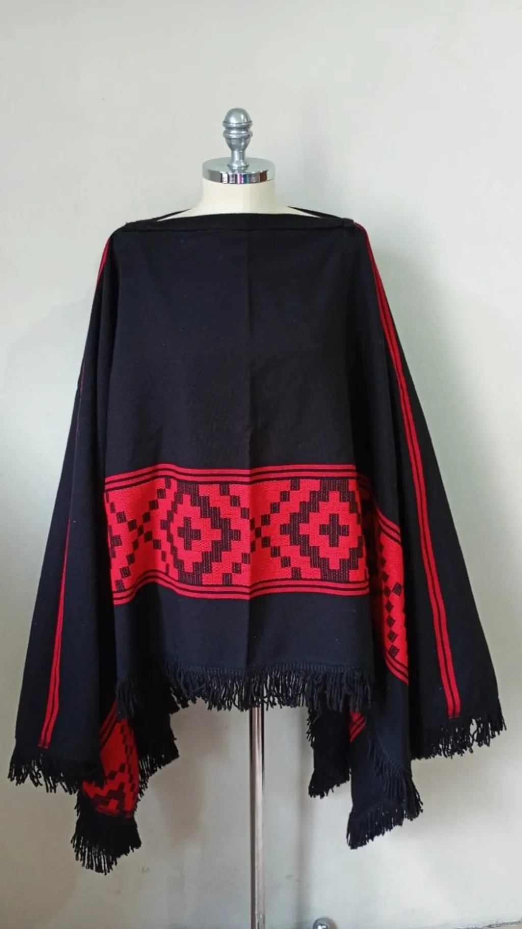 pala poncho argentino de lã preto com vermelho novo veste até o