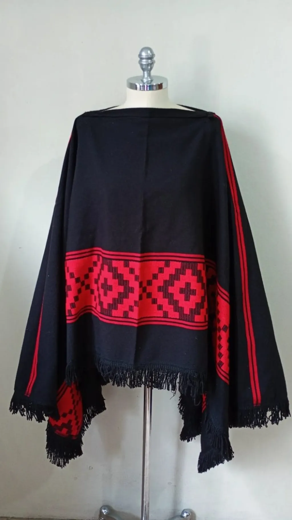 pala poncho argentino de lã preto com vermelho novo veste até o