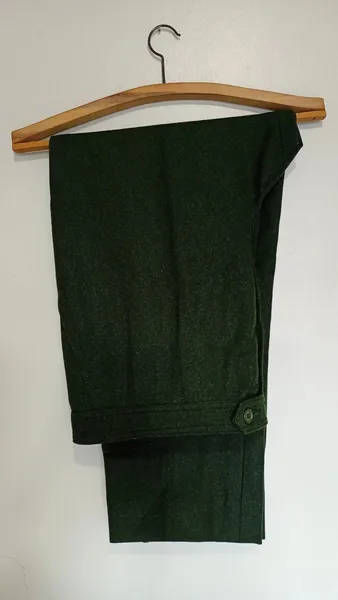 Calça masculina de alfaiataria verde em lã batida