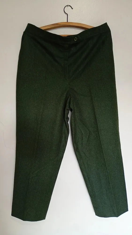 Calça masculina de alfaiataria verde em lã batida