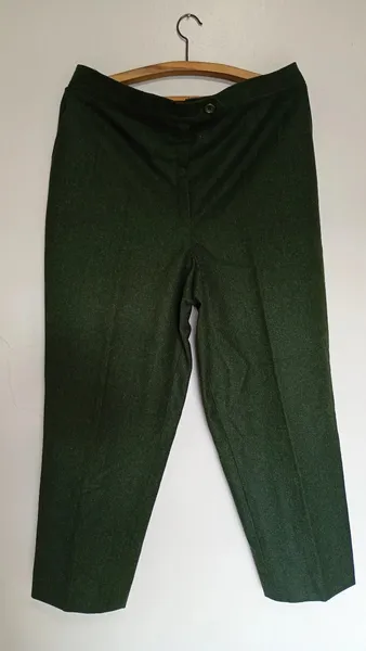 Calça masculina de alfaiataria verde em lã batida