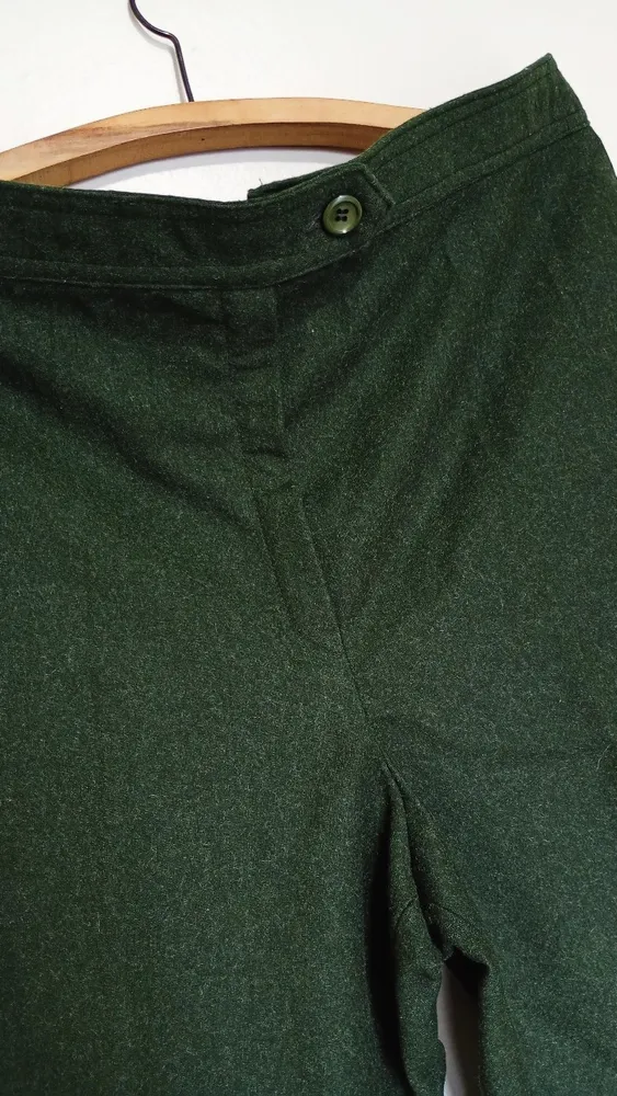 Calça masculina de alfaiataria verde em lã batida