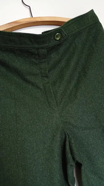 Calça masculina de alfaiataria verde em lã batida