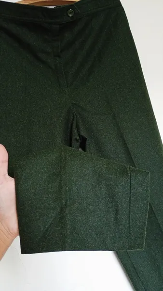 Calça masculina de alfaiataria verde em lã batida