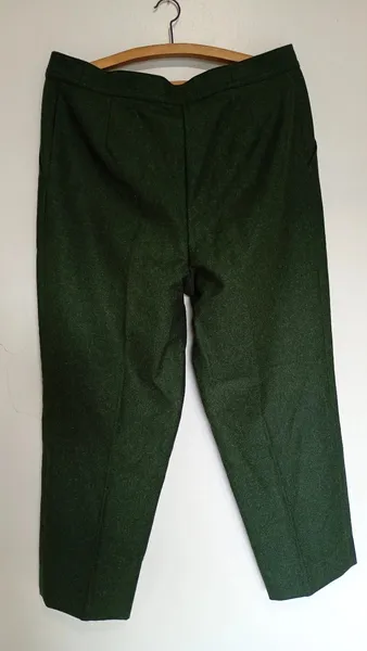 Calça masculina de alfaiataria verde em lã batida