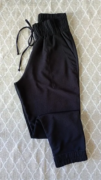 Calça jogger preta com bolsos nova tamanho M
