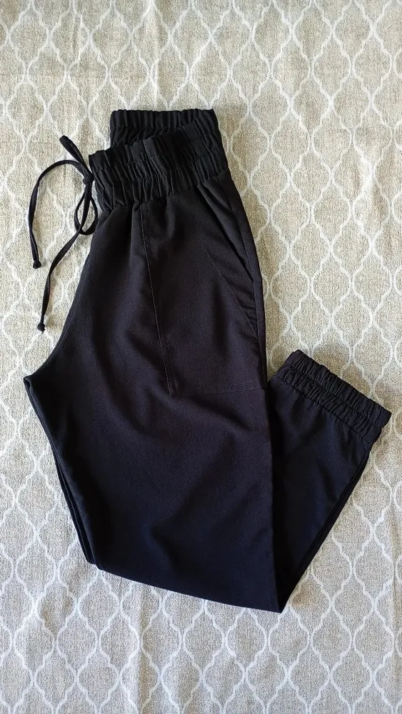 Calça jogger preta com bolsos nova tamanho M