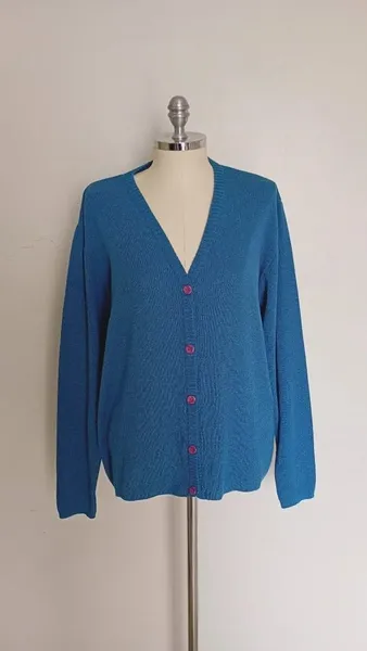 Cardigan azul em tricot de botões tamanho G