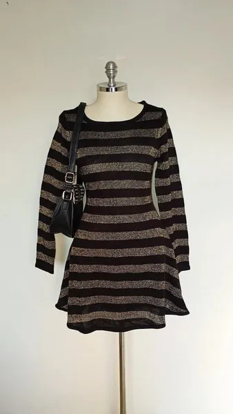 Vestido Tricot preto e dourado rodado Marisa tamanho M