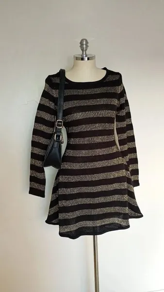 Vestido Tricot preto e dourado rodado Marisa tamanho M