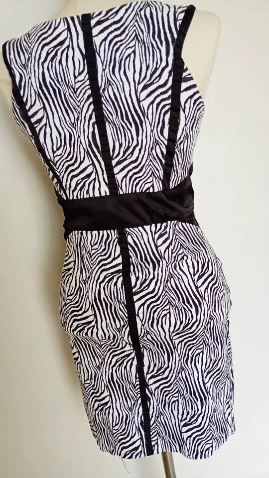 Vestido zebra gola V tamanho M