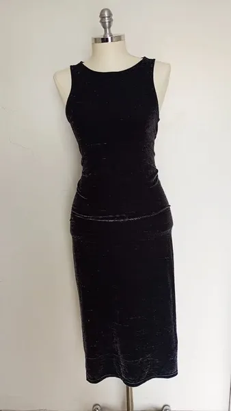 Vestido midi preto brilhoso tamanho M