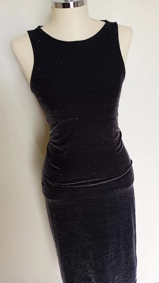 Vestido midi preto brilhoso tamanho M