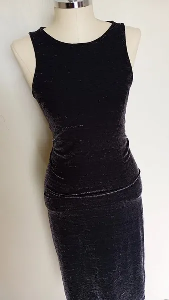 Vestido midi preto brilhoso tamanho M