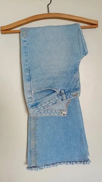 Calça jeans feminina flare bordada retrô cintura baixa