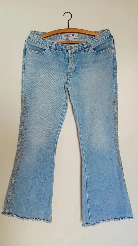 Calça jeans feminina flare bordada retrô cintura baixa