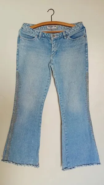 Calça jeans feminina flare bordada retrô cintura baixa