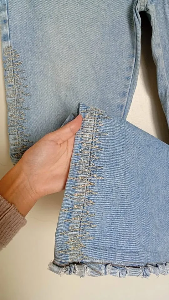 Calça jeans feminina flare bordada retrô cintura baixa