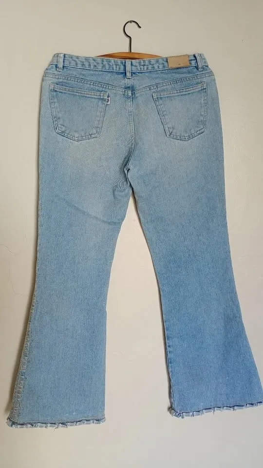 Calça jeans feminina flare bordada retrô cintura baixa