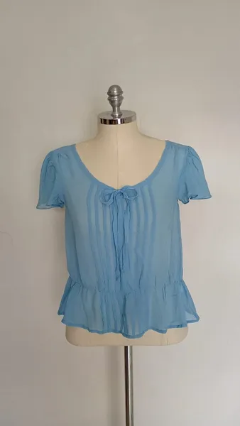 Blusa azul em voil transparente PP