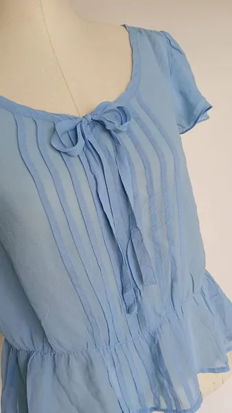 Blusa azul em voil transparente PP