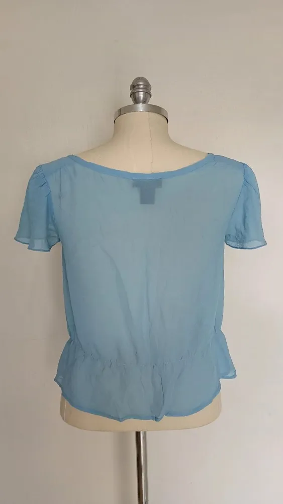 Blusa azul em voil transparente PP