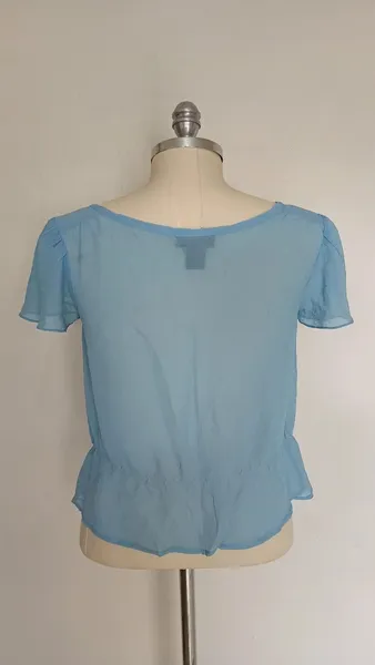 Blusa azul em voil transparente PP