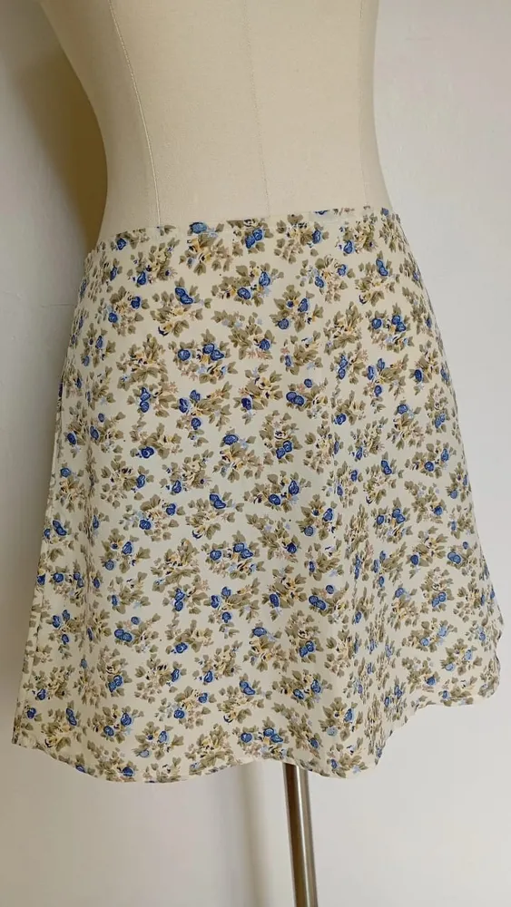Saia creme de florzinhas azuis tamanho M