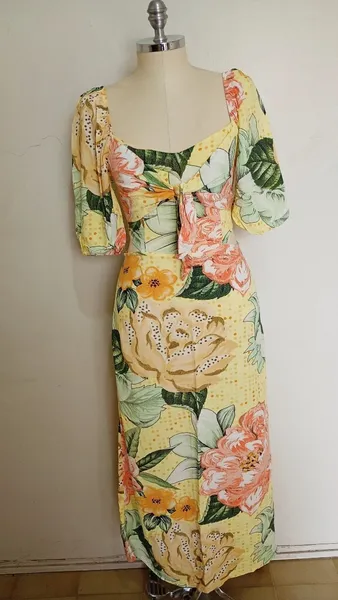 Vestido amarelo floral manga princesa P