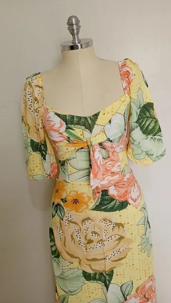 Vestido amarelo floral manga princesa P