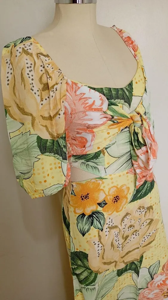 Vestido amarelo floral manga princesa P