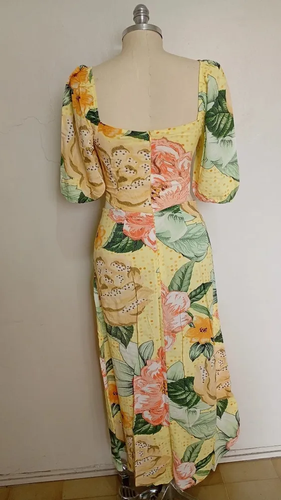 Vestido amarelo floral manga princesa P