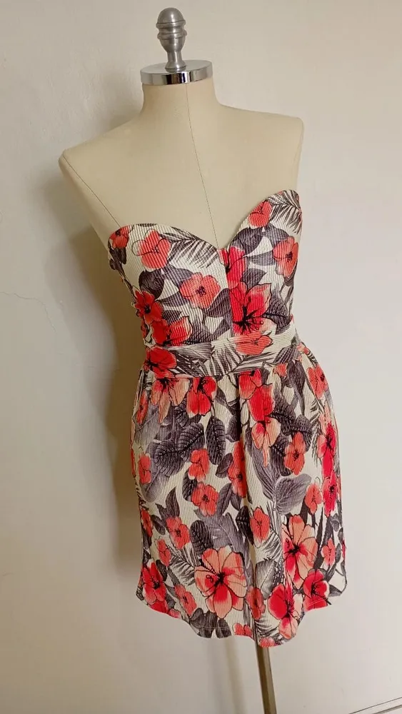 Vestido floral plissado tomara que caia P