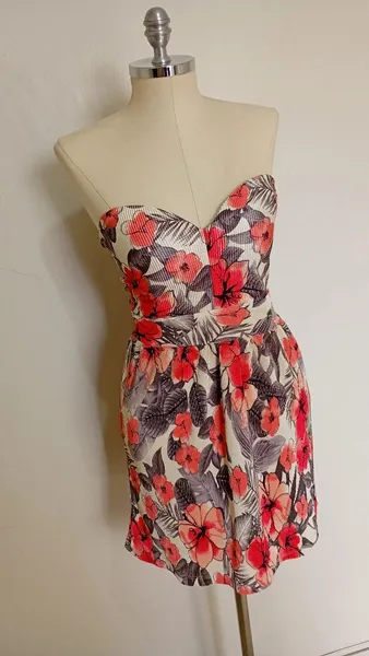 Vestido floral plissado tomara que caia P